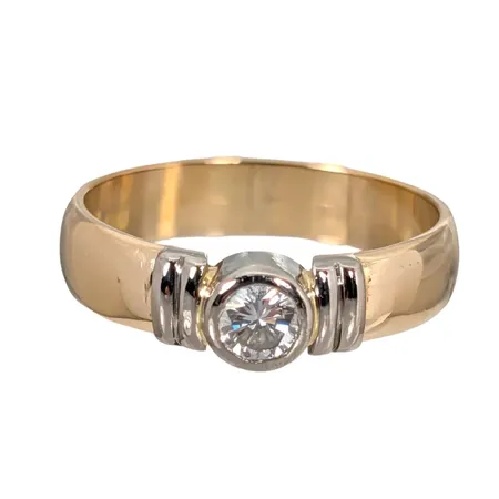 Diamantring, 18K guld, Diamant 0,30ct - graverat på skenans insida, fattning i vitguld, Guldsmedjan AB (GIH), Ø19¼ mm, bredd 4,5 -5,5 mm, fint skick Vikt: 6 g