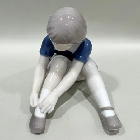 Figurin, flicka, Bing & Gröndahl, nr: 2317, höjd: ca11cm Skickas med paket.