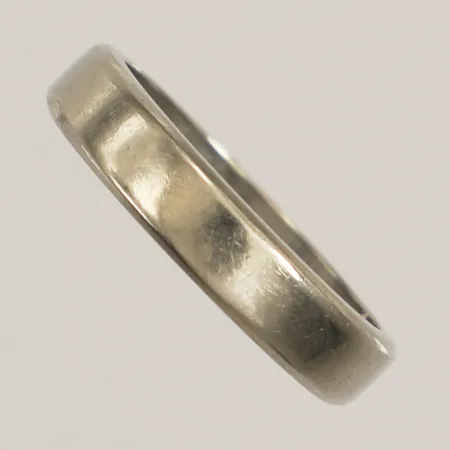 Ring slät, stl 15½, bredd 3,8mm, gravyr, vitguld, 18K Vikt: 4 g