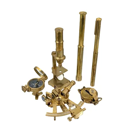 Vetenskapliga instrument, mässing, 6 delar, bl.a. sextant, mikroskop, märkt T. COOKE LONDON, höjd 22,5 cm, tubkikare längd 24 cm, 1900-tal, mindre modeller, gedigen/tung kvalitet, ej funktionstestade, vikt omkring 1435 gram