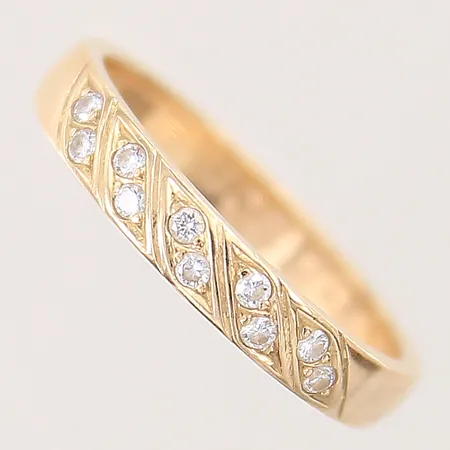 Ring med diamanter, 10xca 0,01ct, stl: 18¼, bredd: 3,4mm, gravyr, 18K   Vikt: 4 g