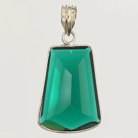 Hänge med grön glassten, längd 40mm, bredd 14,6-20,8mm Vikt: 7,6 g Skickas med postpaket.