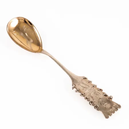 6 Kaffeskedar i silver. Modell Lapp med handgraverat Samemotiv. Längd 114 mm, vikt 81,5g. Stämplade COP (C.O. Persson AB, Haparanda).