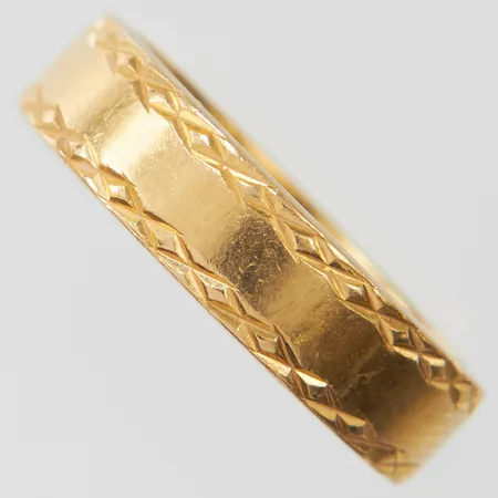 Ring med mönsterdekor, stl15¾, bredd 4,5mm, repig, 18K Vikt: 4,6 g