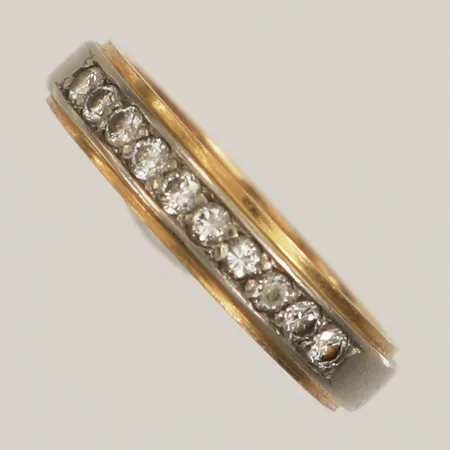 Ring med diamanter 10x ca 0,03ct, stl 16½, bredd 3,6mm, gravyr, 18K  Vikt: 3,4 g