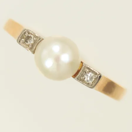 Ring med pärla och vita stenar, stl 16½, bredd 2-5mm, gravyr, 18K, 3g Vikt: 3 g