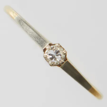 Ring med diamant 1 x ca 010ct, stl17½, bredd 1-3mm, behov av omrodering, 14K Vikt: 1,4 g