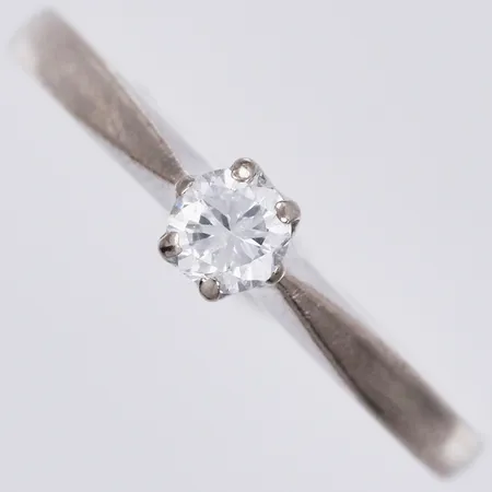 Ring med diamant ca 1x0,19ct TW/Si-P stl: ca 17¼ bredd: ca 2-4mm ÖRN, Örns Juvelatelje, Göteborg, år 1974, vitguld 18K  Vikt: 2,4 g