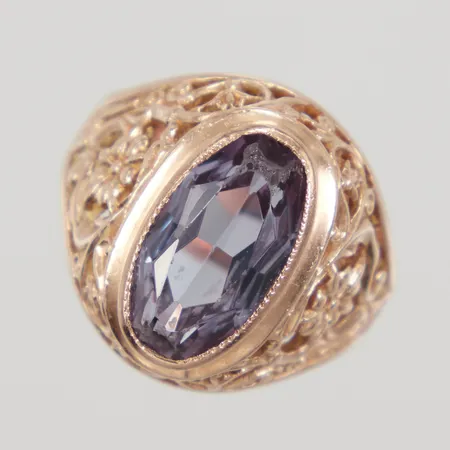 Ring med lila sten stl 18¾, bredd 3,7-19,4mm, blomdekor, nagg, ryska stämplar, 14K, Vikt: 8,2 g