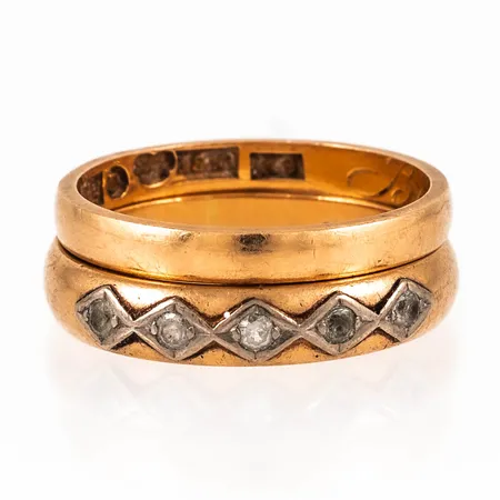 Diverse graverat guld i 18K. Vikt: 9,3g. 