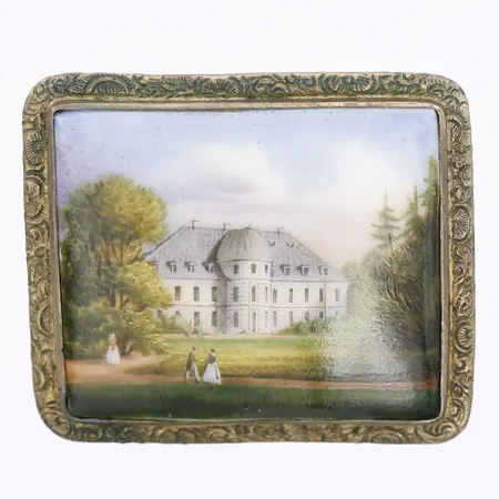 Brosch, bemålat porslin, metallram, ca 31x40mm.