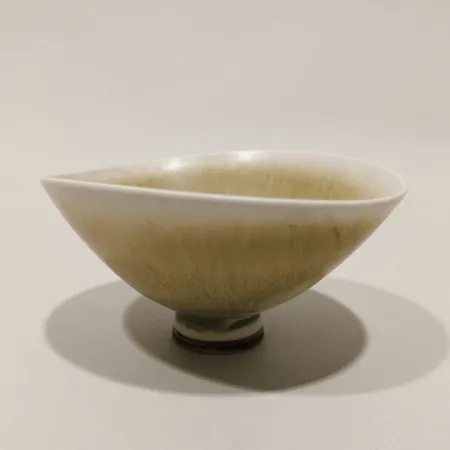 Miniatyrskål Berndt Friberg, Gustavsberg Studio, gul harpälsglasyr, höjd 4cm, signerad, märkt med Gustavsbergs studiohand, stengods  Skickas med postpaket.