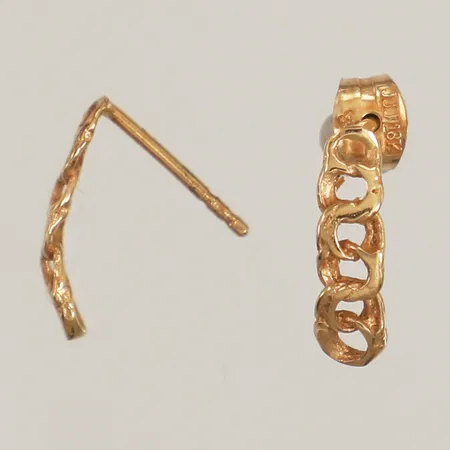 Ett par örhängen Bismarck, längd 12,9mm, bredd 3,8mm, en snurrebuss saknas, 18K  Vikt: 0,9 g