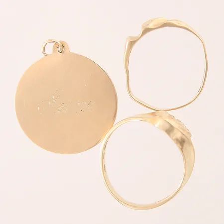 Diverse guldsmycken, skeva/buckliga, gravyr, 18K Vikt: 7,3 g