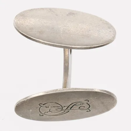 Udda manschettknapp, 19x12mm, monogramgravyr, 830/1000 silver  Vikt: 3,5 g