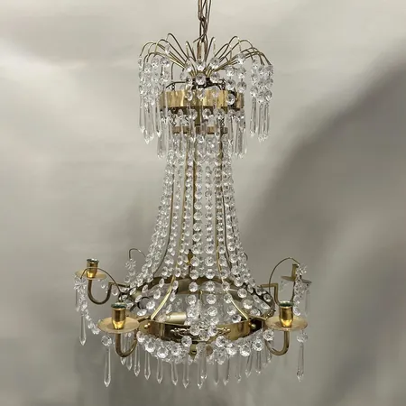 Kristallkrona, höjd: ca 90cm, Øca50cm, mässing, 5st ljushållare samt 5st glödlampor, skeva mässing detaljer, 2 fas el, ej funktionstestad Skickas med postpaket.