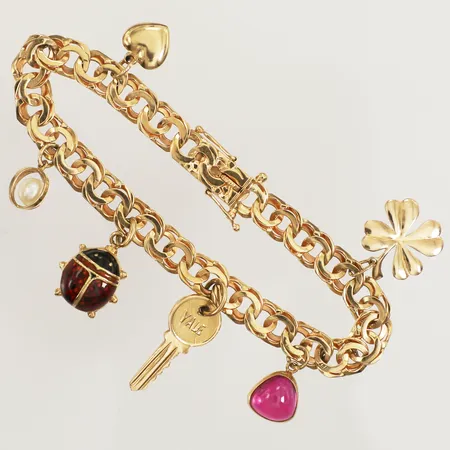 Armband Bismarck med sex berlocker, längd 18cm, bredd 7,1mm, 18K  Vikt: 20,2 g