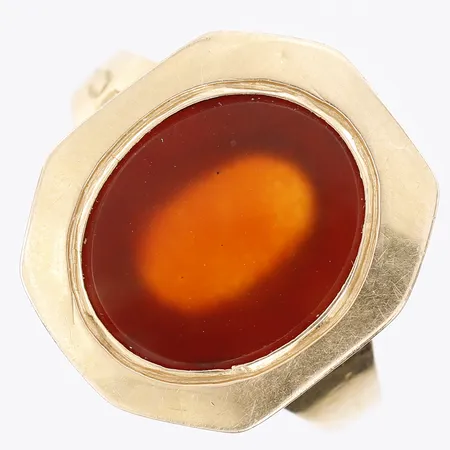Ring med karneolplatta, finska stämplar 19¼, bucklor, 18K guld Vikt: 3,1 g