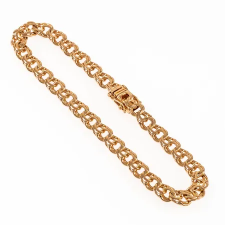 Armband Bismarck i 18K guld. Det är 19 cm långt, 5,5 mm brett och väger 11,0g. Kistlås. Stämplad P9 (1965), BEF (B E Franzen, Stockholm), 18K och kattfot.