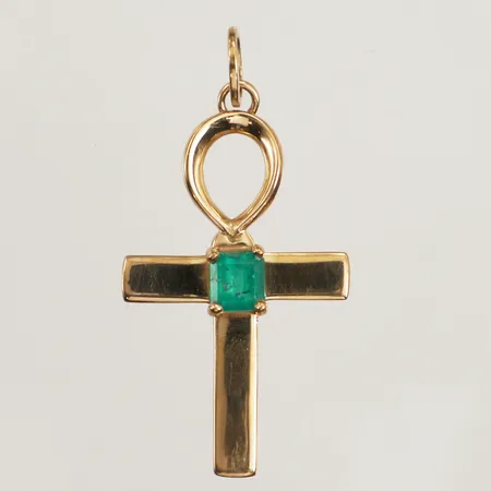 Hänge kors med smaragd, längd 40mm inkl ögla, bredd 20mm, 18K  Vikt: 5,1 g