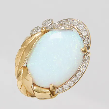 Ring med syntetisk opal samt stenar, stl18, bredd 4,2-29mm, något lös sten, repa på sten, 14K, bruttovikt: 10,4g.