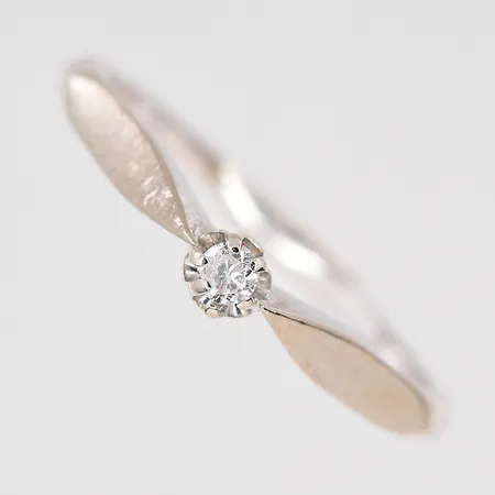 Ring med vit sten stl 17¾, bredd 1,3mm, vitguld, 14K Vikt: 2,1 g