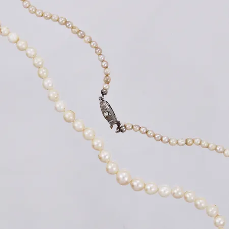 Pärlcollier doserad med odlade pärlor längd: ca 45cm Ø ca 3,2-7mm pärlorna är skadade, inga knutar mellan pärlorna silverlås 835/1000 silver Vikt: 0 g