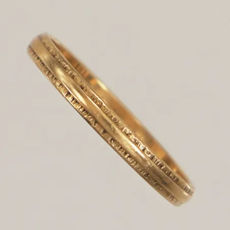 Ring med mönsterdekor, stl 15½, 1,9mm, gravyr, 18K  Vikt: 1 g