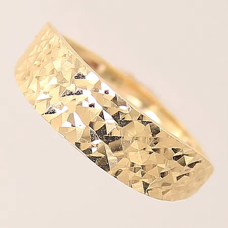 Ring med dekor, stl 19¼, bredd 1,8-6,5mm, ostämplad, 18K Vikt: 2,5 g