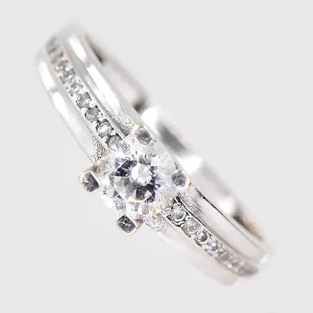 Ring stl 16½, vita stenar, vitguld, bredd 1,8-3,8mm, 14K Vikt: 2,2 g