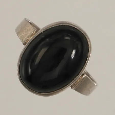 Ring med sten, stl 18, bredd 2,4-16,7mm, silver 835/1000 Vikt: 3,8 g Skickas med postpaket.