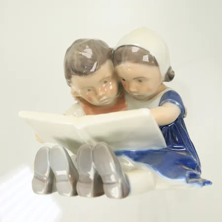 Figurin "Läsande barn", Royal Copenhagen, höjd 10cm, nr 402. 