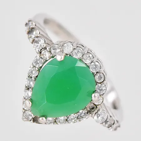 Ring med gröna och vita stenar stl 17¼, defekt saknar två stenar, 925S/1000 Vikt: 2,6 g