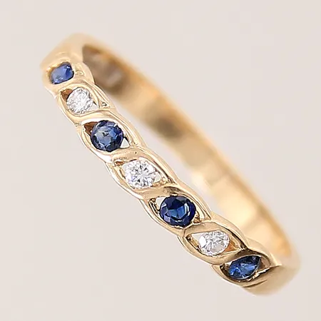 Ring med diamanter samt safirer, 3xca 0,03ct, stl 19¼, nagg på safirer, 18K  Vikt: 2,8 g