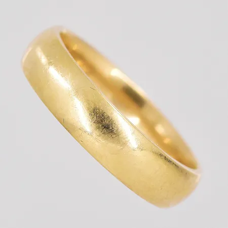 Ring stl 19½, bredd 5mm, ihålig, gravyr, 14K Vikt: 2,2 g