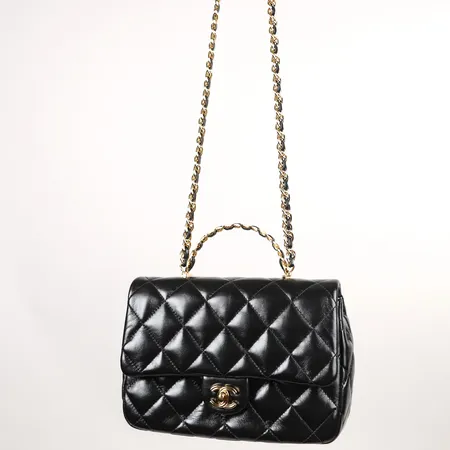 Väska, Chanel flapbag with chain handle made in Italy,  svart kalvskinn, guldfärgad kedja samt beslag, ca16,5x23x8cm, refernsnummer: JGL3PTLJ,  dustbag, kvitto Från Chanel Neiman Marcus USA 2023-10-18, smärre bruksslitage.  Vikt: 0 g