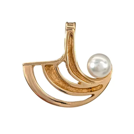 Hänge, 18K guld, odlad Pärla Ø 4,3 mm, blåvitrosa ton, god lyster, Alton Guldvaru Ab, Falköping, svensk kontrollstämpel, hängets längd inkl. ögla 15 mm, bredd 16 mm, fint skick Vikt: 1,7 g