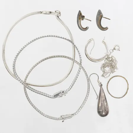 Diverse silver, bucklor, defekt, silver.  Vikt: 54,3 g