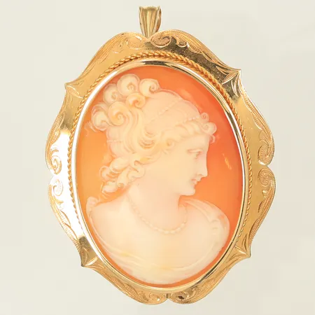 Hänge med camé, längd 54mm inkl ögla, bredd 41mm, 18K, 14,9g bruttovikt