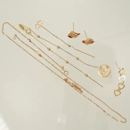 Ett armband, en halskedja, två udda örhängen, ett par örhängen, samtligt defekt, 18K, 4,2g