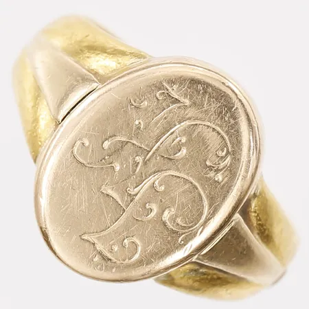 Klackring med monogram, stl 14¾, bredd 5-13mm, gravyr, slitage, otydliga stämplar, skena av 23K, platta av 18K guld, bruttovikt 7,9g Vikt: 0 g