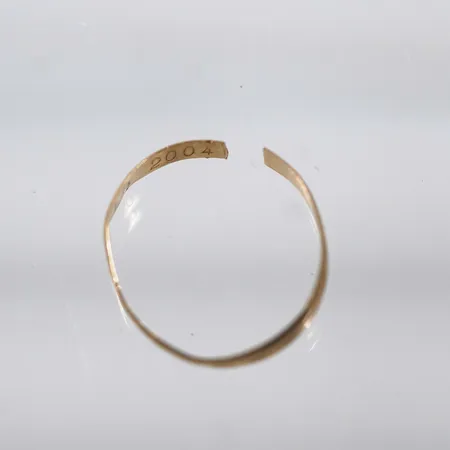 Ring defekt 18k 1,3g Vikt: 1,3 g