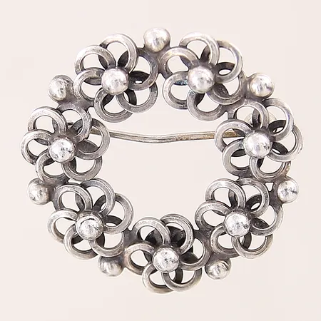 Brosch med dekor, Ø33mm, oxiderad, nål något böjd, silver 830/1000 Vikt: 7,8 g