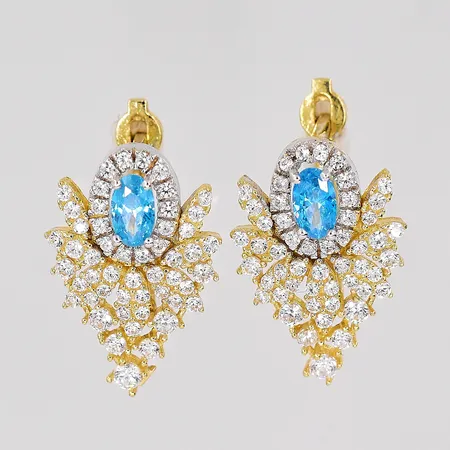 Ett par örhängen, infattad med blå topas och vita stenar, längd 18mm, bredd 12,3mm, 14K Vikt: 3,9 g