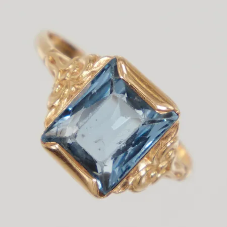 Ring med blå sten stl 18, bredd 1,7-11,6mm, sliten sten, skev skena, 18K, Vikt: 2,5 g