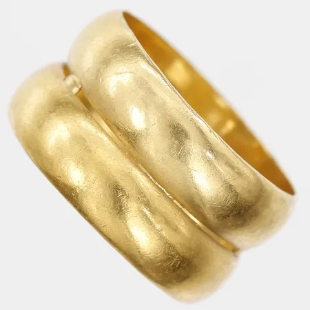Ring med två skenor hoplödda, stl: 17½, bredd 11mm, gravyr, 23K guld Vikt: 9 g