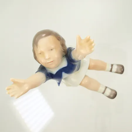 Figurin, flicka med armarna uppsträckta, Royal Copenhagen, höjd 11cm, nr 478