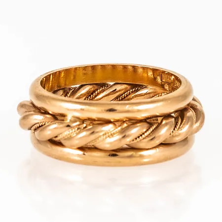 Ring i 18K guld: Bred modell med tvinnad ring i mitten. Den är i storlek 19¾, är 9,5 mm bred och väger 18,8g. Stämplad Q10 (1990), ODD (Odds Guld AB, Visby), 18K.
