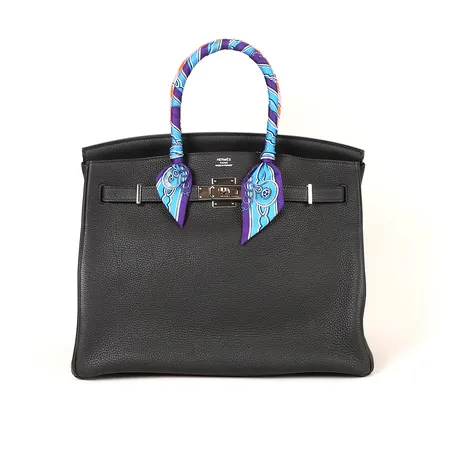 Handväska Hermès Birkin 35 Togo i svart skinn med beslag i palladium, stämpelmärkt Hermés Paris Made in France, invändigt 2 fack varav en med dragkedja, artisanstämplad med präglat 1 MA 006 DX, inköpt på NK Stockholm år 2015, med kvitto, lås & nyckel, regnskydd, kartong med snöre. Handtagen inlindade med 2st Hermèssjalar "Twilly Twill" i 100% siden, inköpta på NK i Stockholm år 2019, med askar samt kvitto. Specialfrakt, kontakta pantbankskontoret för mer information.