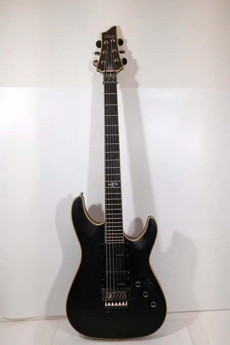 Elgitarr Schecter Blackjack ATX C-1. Made in Sydkorea Serienummer W10081600 med hårt fodral Skickas med Bussgods eller PostNord